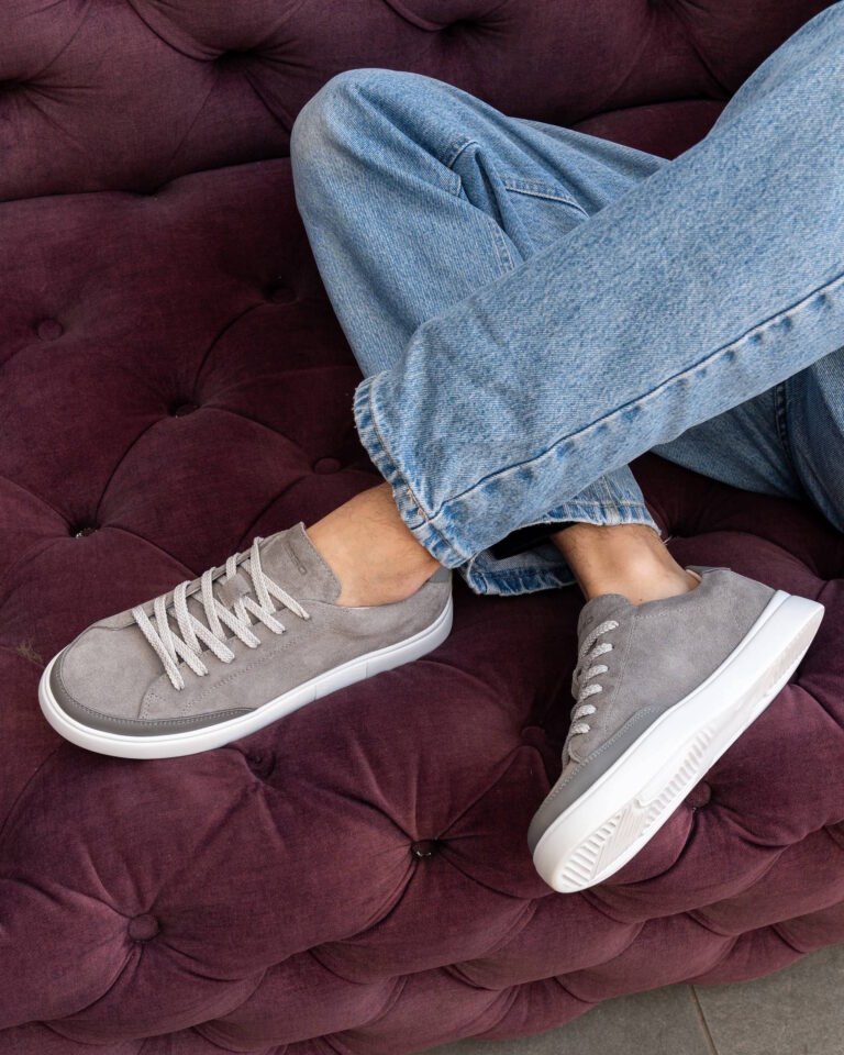 Кеди чоловічі VORTEX GREY сірі з білою підошвою на нозі