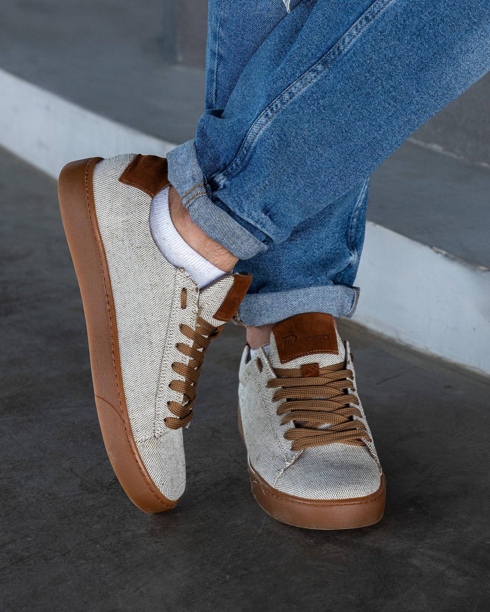 Чоловічі кеди літні AERO FOX світло-коричневі на нозі