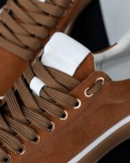 Чоловічі кеди літні AERO FIRE коричневі крупний план замші та шнурівки