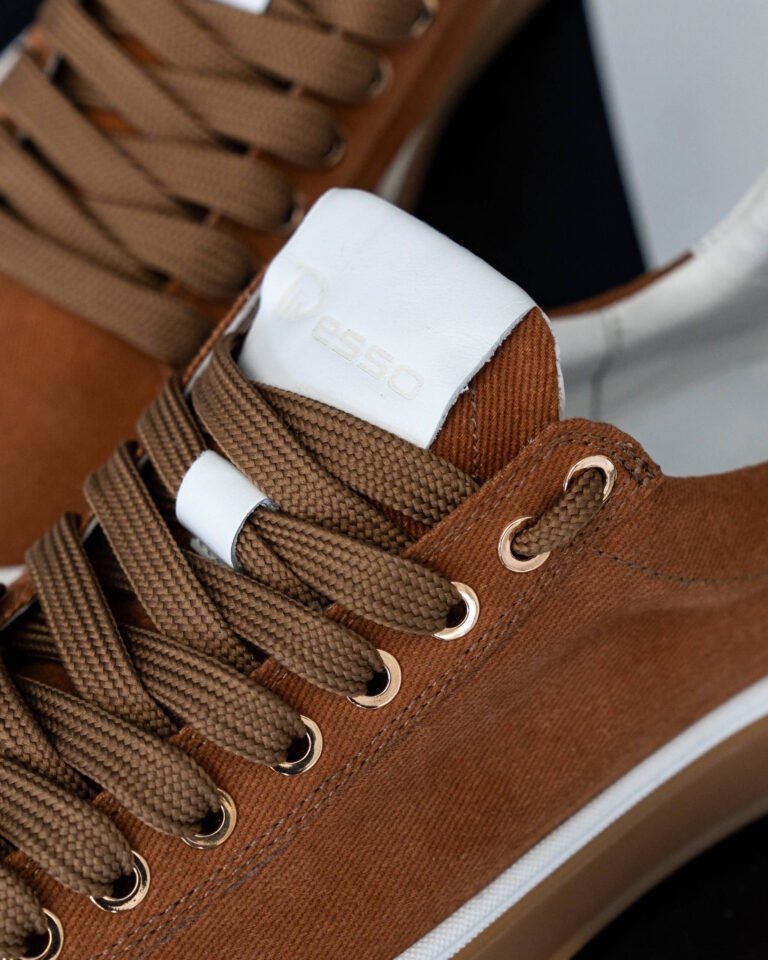 Чоловічі кеди літні AERO FIRE коричневі крупний план замші та шнурівки