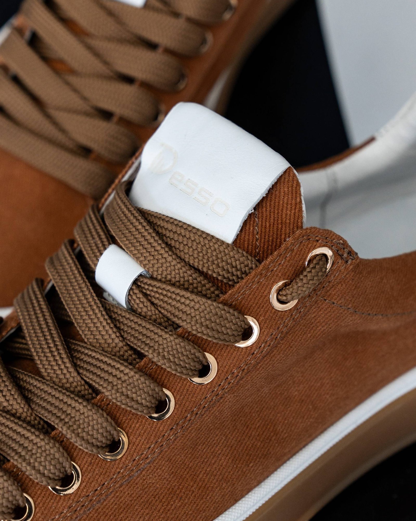 Чоловічі кеди літні AERO FIRE коричневі крупний план замші та шнурівки