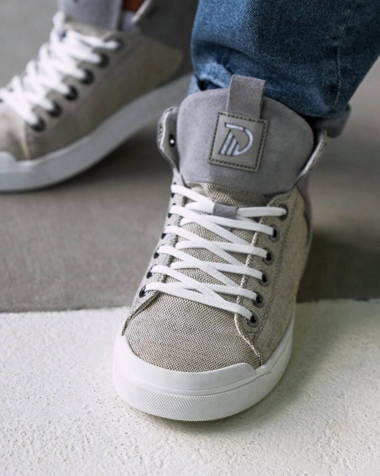 Чоловічі кеди літні FORS GREY сірі на нозі крупний план