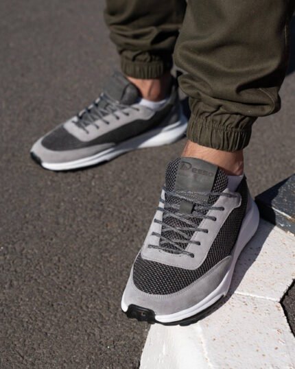 Чоловічі кросівки GRAFIT AERO графітові на нозі, боковий ракурс