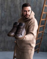 Чоловічі ботинки GLAM FOX коричневі шкіряні пара в руках