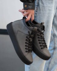 Чоловічі ботинки URBAN GREY сірі шкіряні пара в руках