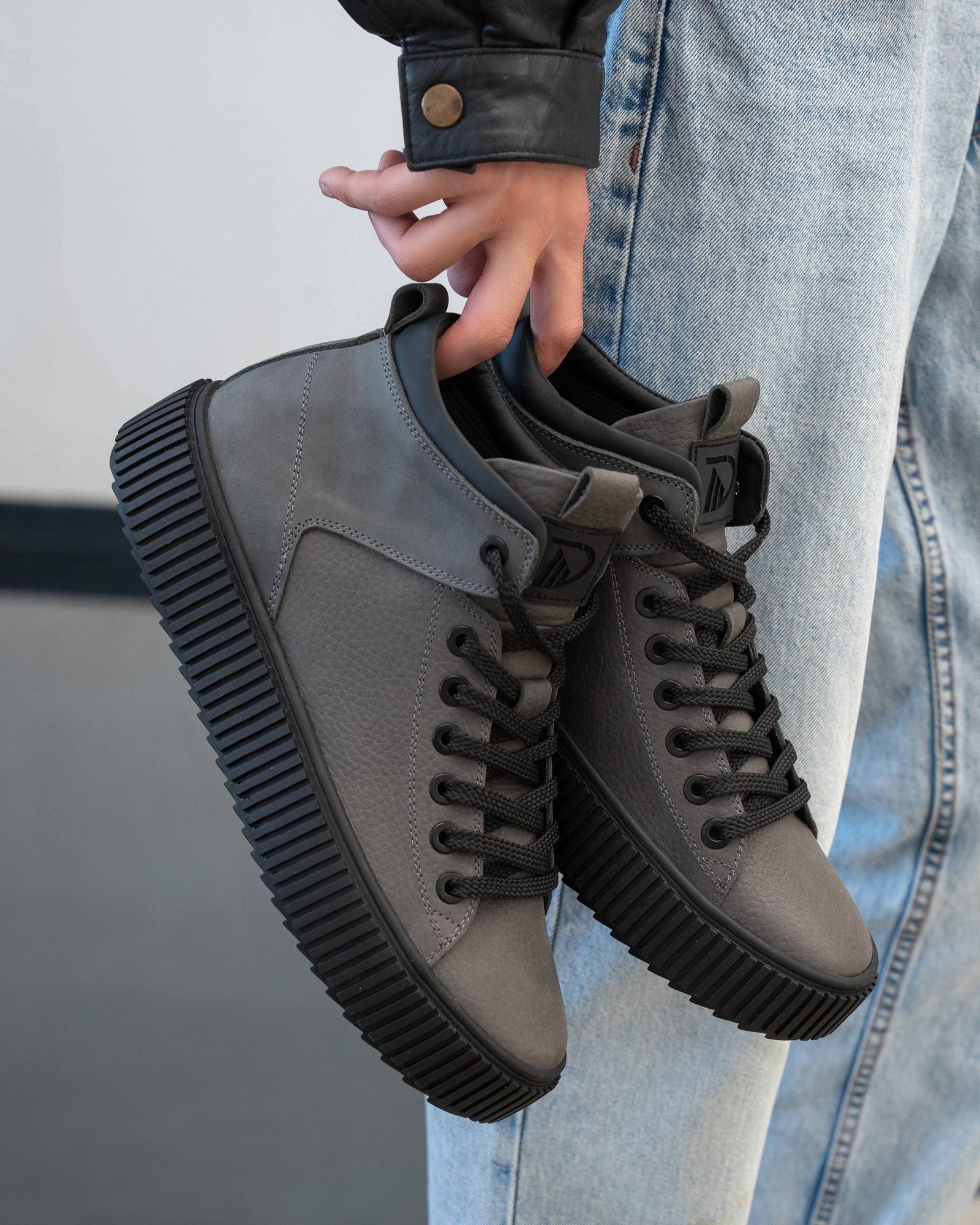 Чоловічі ботинки URBAN GREY сірі шкіряні пара в руках