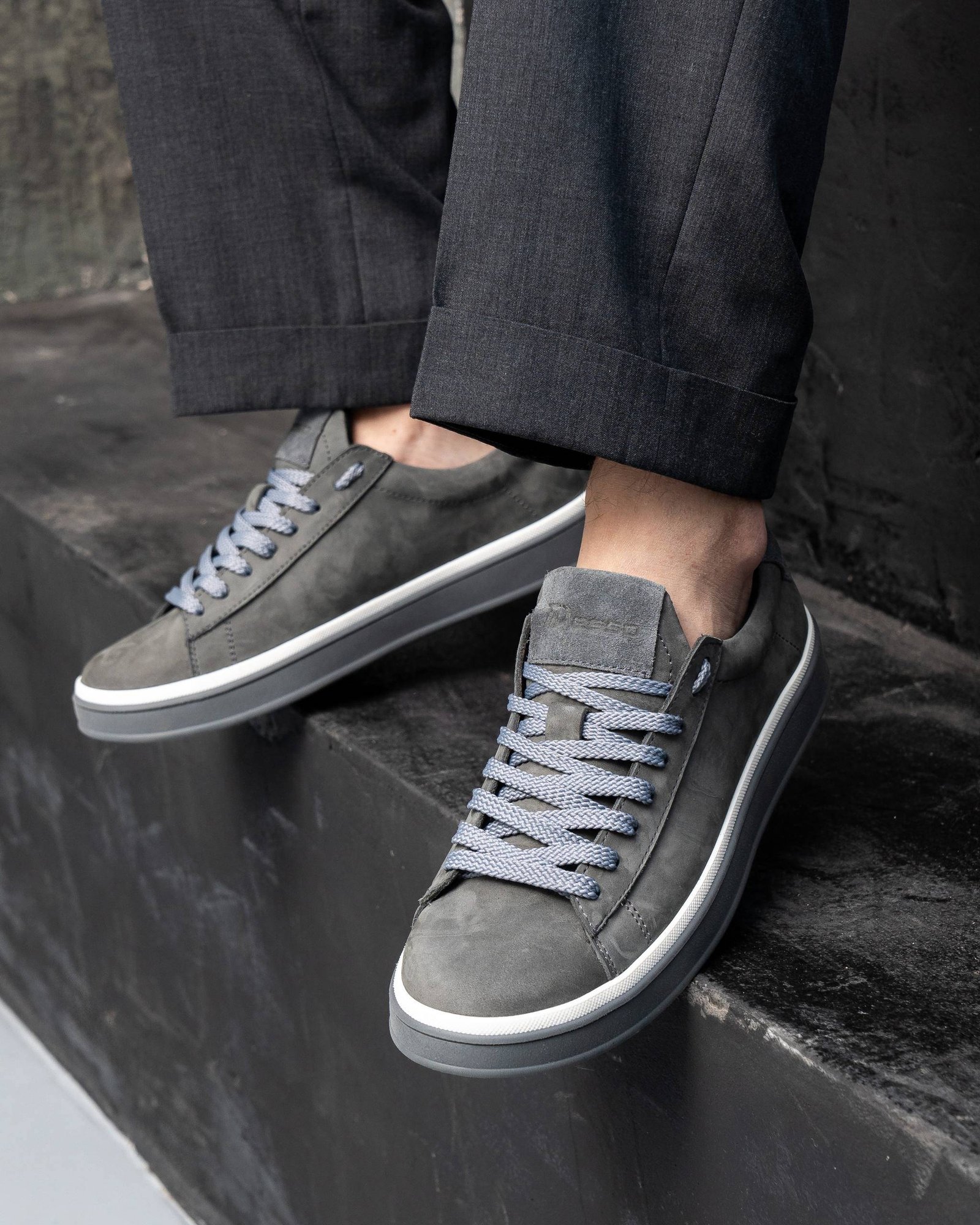 Чоловічі кеди BLAZE GREY сірі на нозі міський стиль