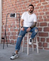 Чоловічі кросівки OBSIDIAN WHITE білі на моделі, повсякденний стиль