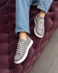 Сірі чоловічі кеди VORTEX GREY на нозі ракурс зверху