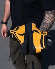 Чоловічі кеди високі NY-STAR Yellow жовті в руці чоловіка