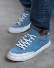 Сині чоловічі кеди VORTEX BLUE під кутом на нозі