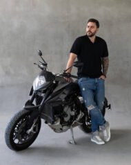 Чоловічі кеди літні FORS GREY світло-сірі на моделі біля мотоцикла