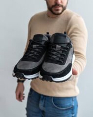 Чоловічі кросівки OBSIDIAN GREY темно-сірі в руках моделі