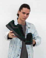 Темно-зелені чоловічі кеди HUNTER GREEN у руках модель