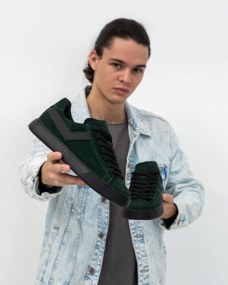 Темно-зелені чоловічі кеди HUNTER GREEN у руках модель