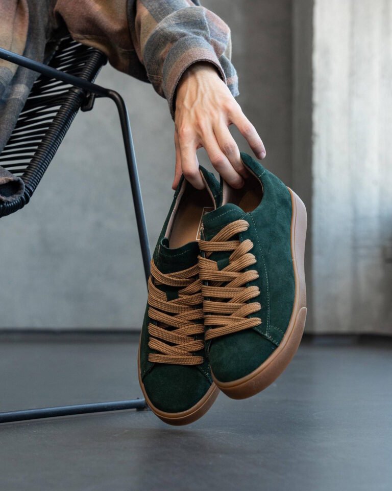 Чоловічі кеди EVERON GREEN зелені пара в руці