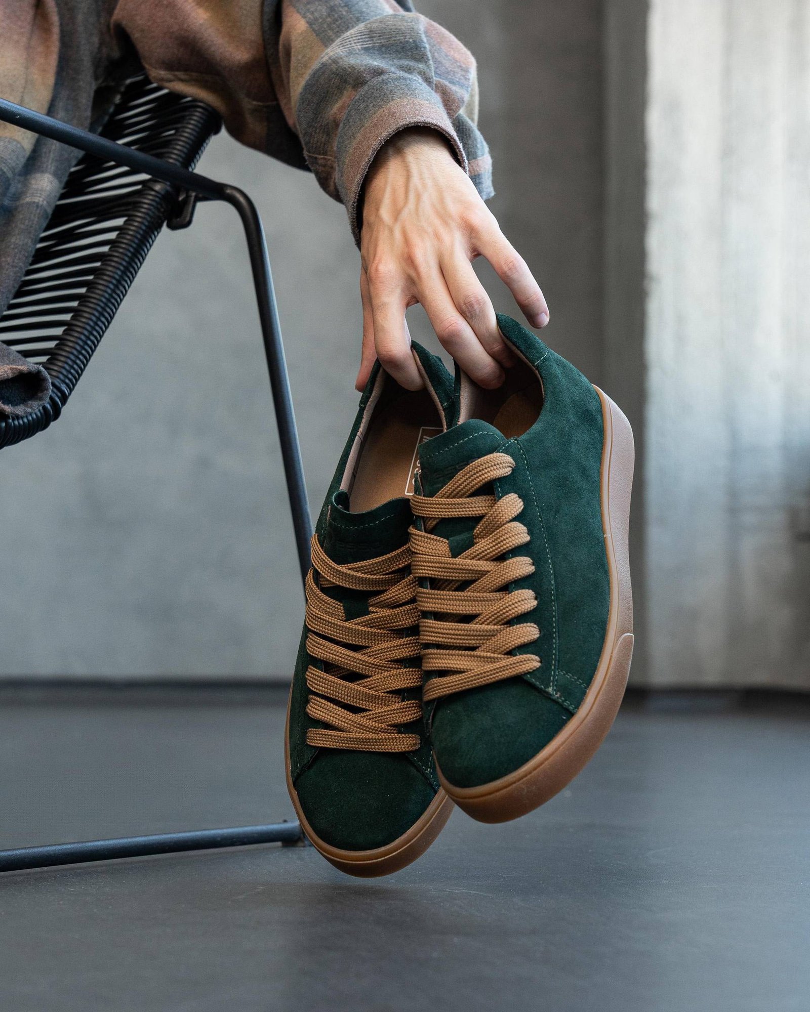 Чоловічі кеди EVERON GREEN зелені пара в руці