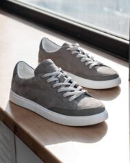 Пара чоловічих кедів VORTEX GREY сірі на підвіконні при денному світлі