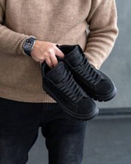 Чоловічі ботинки PRIME BLACK чорні в руках, вигляд спереду