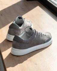 Задня частина сірих чоловічих кедів VORTEX GREY з білою підошвою