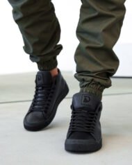 Чоловічі кеди високі SHADOW BLACK чорні вигляд спереду на нозі