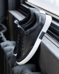 Задня частина чорних чоловічих кедів VORTEX BLACK з масивною білою підошвою