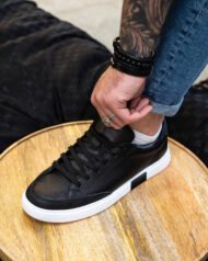 Чорні чоловічі кеди VORTEX BLACK під час шнурування крупний план