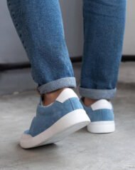 Задня частина синіх чоловічих кедів VORTEX BLUE на нозі