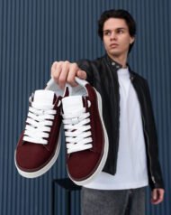 Чоловічі кеди літні AERO RED бордові в руках lifestyle ракурс