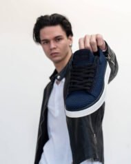 Чоловічі кеди літні RIVO BLUE сині модель тримає кед у руці