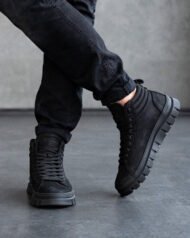 Чоловічі ботинки PRIME BLACK чорні на нозі під час ходьби