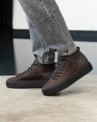 Чоловічі ботинки URBAN BROWN коричневі шкіряні на нозі боковий вигляд