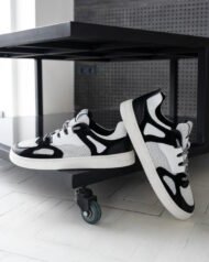 Чоловічі Barefoot анатомічні FLY WHITE білі мінімалістичні кросівки біля металевої стійки