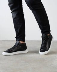 Чоловічі кеди високі SHADOW BAW чорно-білі на нозі вигляд збоку