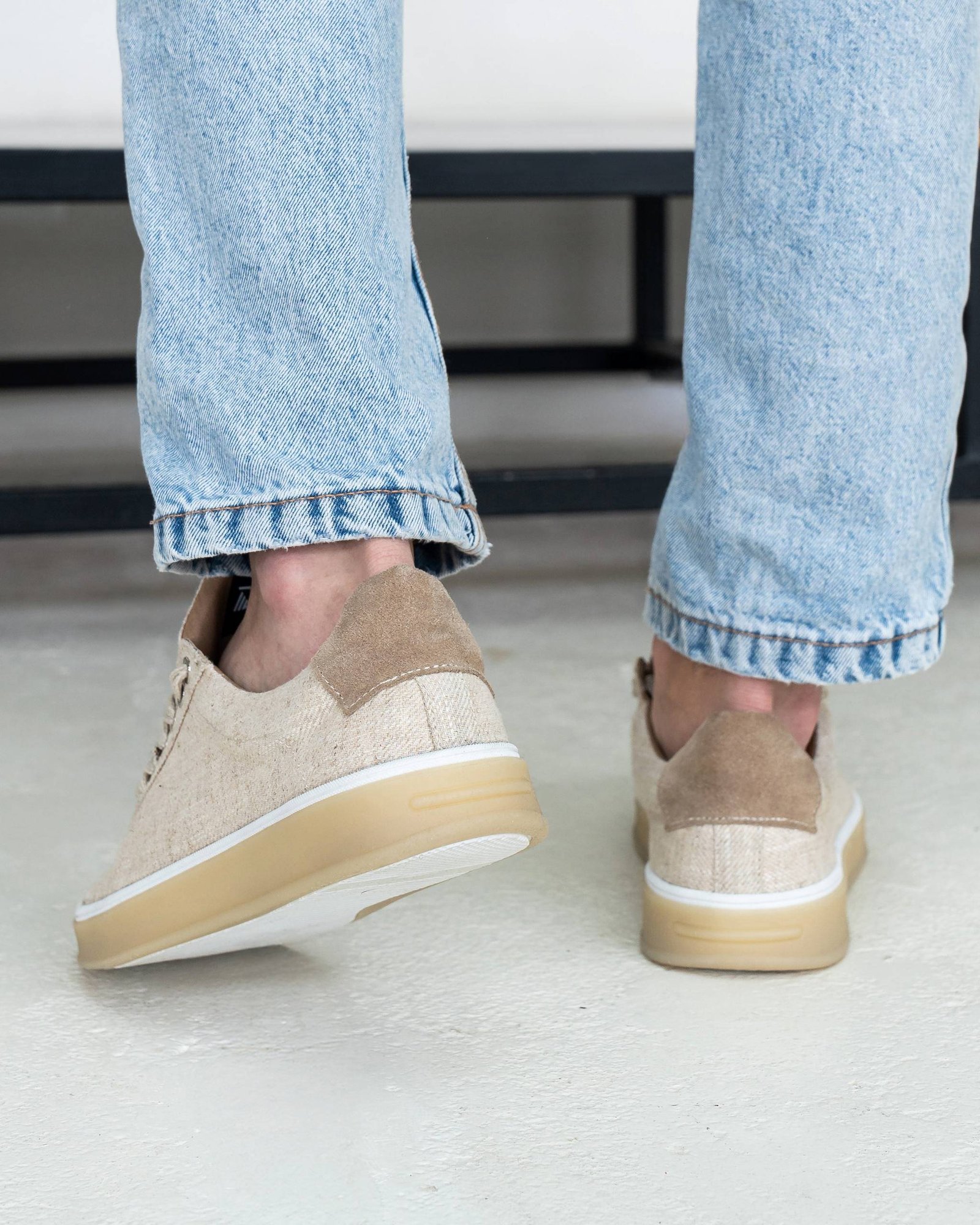 Чоловічі кеди літні AERO WHITE світлі вигляд ззаду на нозі