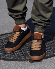 Чоловічі кеди літні AERO DARK чорні з коричневою підошвою на ногах