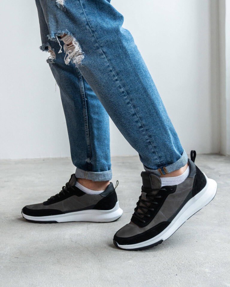 Чоловічі кросівки OBSIDIAN GREY темно-сірі на нозі, вид збоку