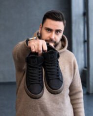 Чоловічі ботинки NERO BLACK чорні в руках моделі