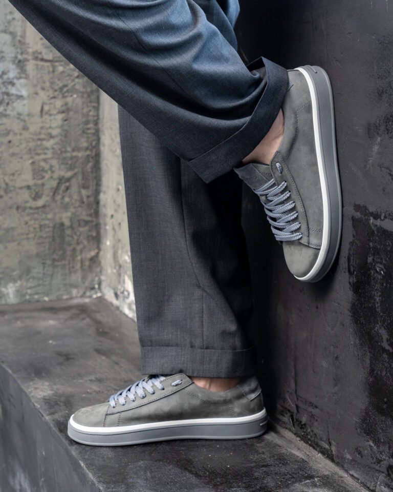 Сірі чоловічі кеди BLAZE GREY вигляд збоку на бетонному фоні