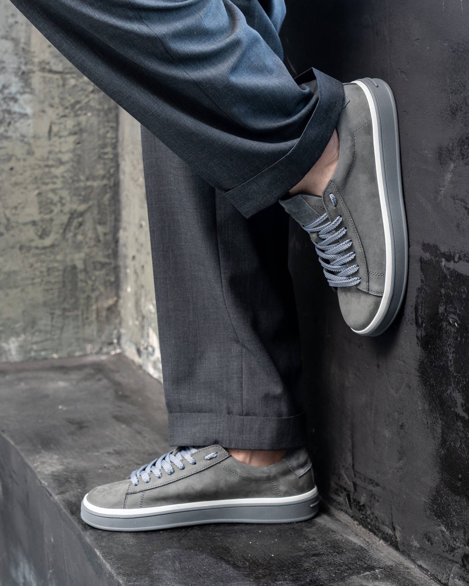 Сірі чоловічі кеди BLAZE GREY вигляд збоку на бетонному фоні