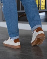 Чоловічі кеди літні AERO FOX світло-коричневі вигляд ззаду на нозі