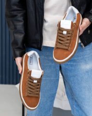 Чоловічі кеди літні AERO FIRE коричневі з натуральної замші вигляд зверху в руках