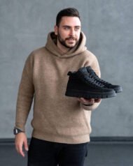 Чоловічі ботинки PRIME BLACK чорні в руках моделі