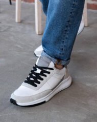 Чоловічі кросівки OBSIDIAN WHITE білі на нозі, вигляд спереду