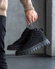 Чоловічі ботинки PRIME BLACK чорні, боковий ракурс у руці