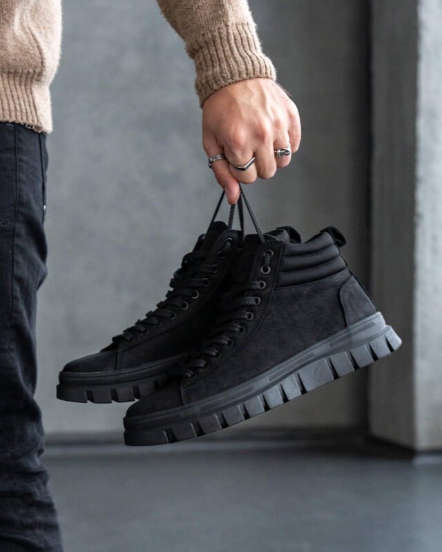 Чоловічі ботинки PRIME BLACK чорні, боковий ракурс у руці