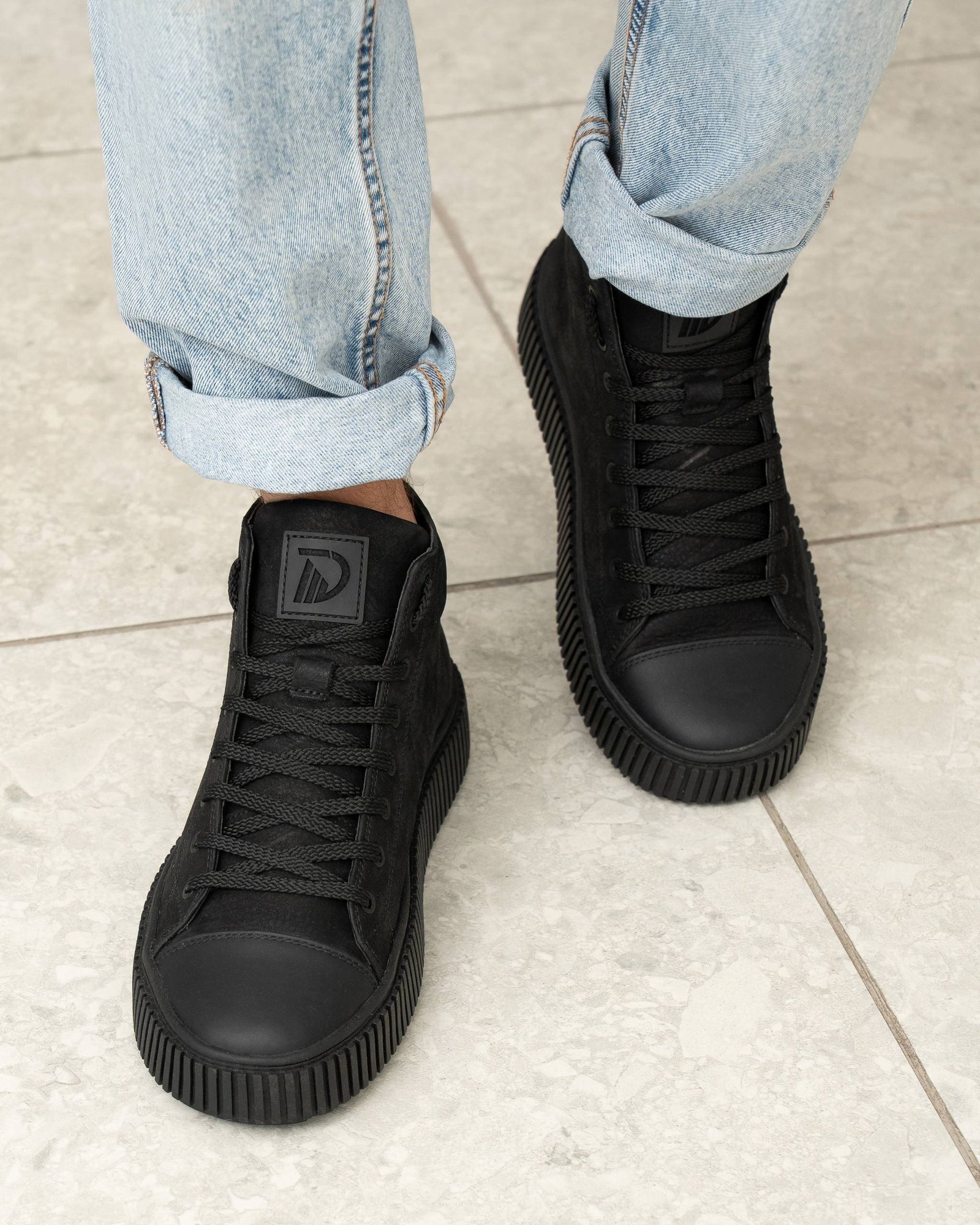 Чоловічі ботинки GLAM BLACK чорні шкіряні на нозі вигляд зверху