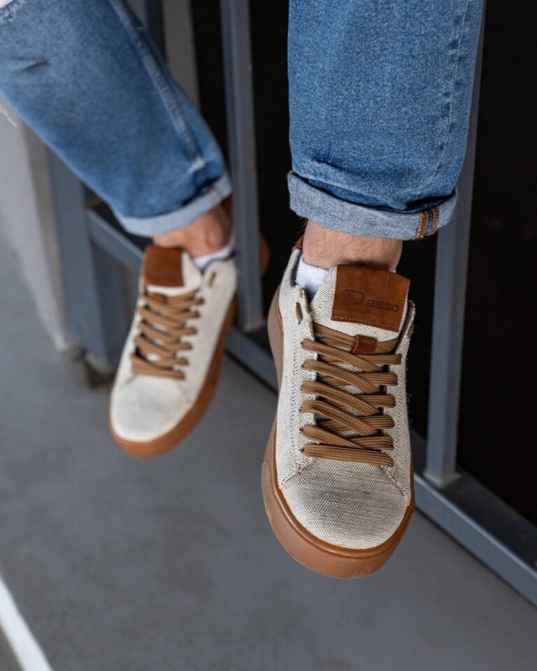 Чоловічі кеди літні AERO FOX світло-коричневі вигляд спереду на нозі