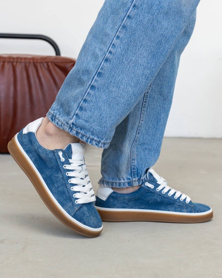 Чоловічі кеди літні AERO BLUE сині на нозі боковий ракурс