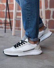 Чоловічі кросівки OBSIDIAN WHITE білі на нозі, боковий ракурс